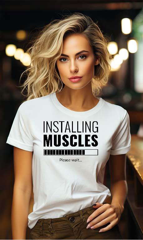 Installing Muscles Fitness - Konditerem, Gym, Fitness Női Környakú Póló