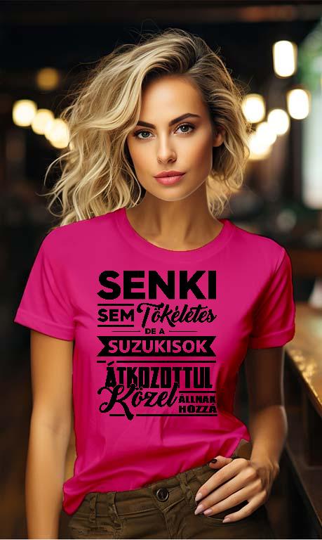 Senki sem Tökéletes, de a Suzukisok - Suzuki Női Környakú Póló